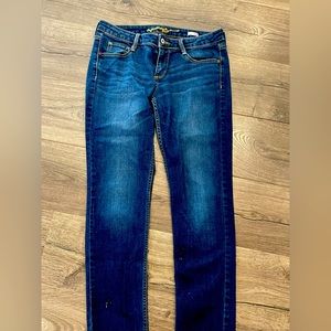 Size 9 Arizona jeans. Lightly used but in great condition.